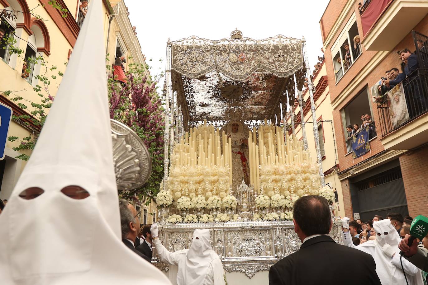 La Paz realiza su estación de penitencia a pesar de la lluvia de barro 