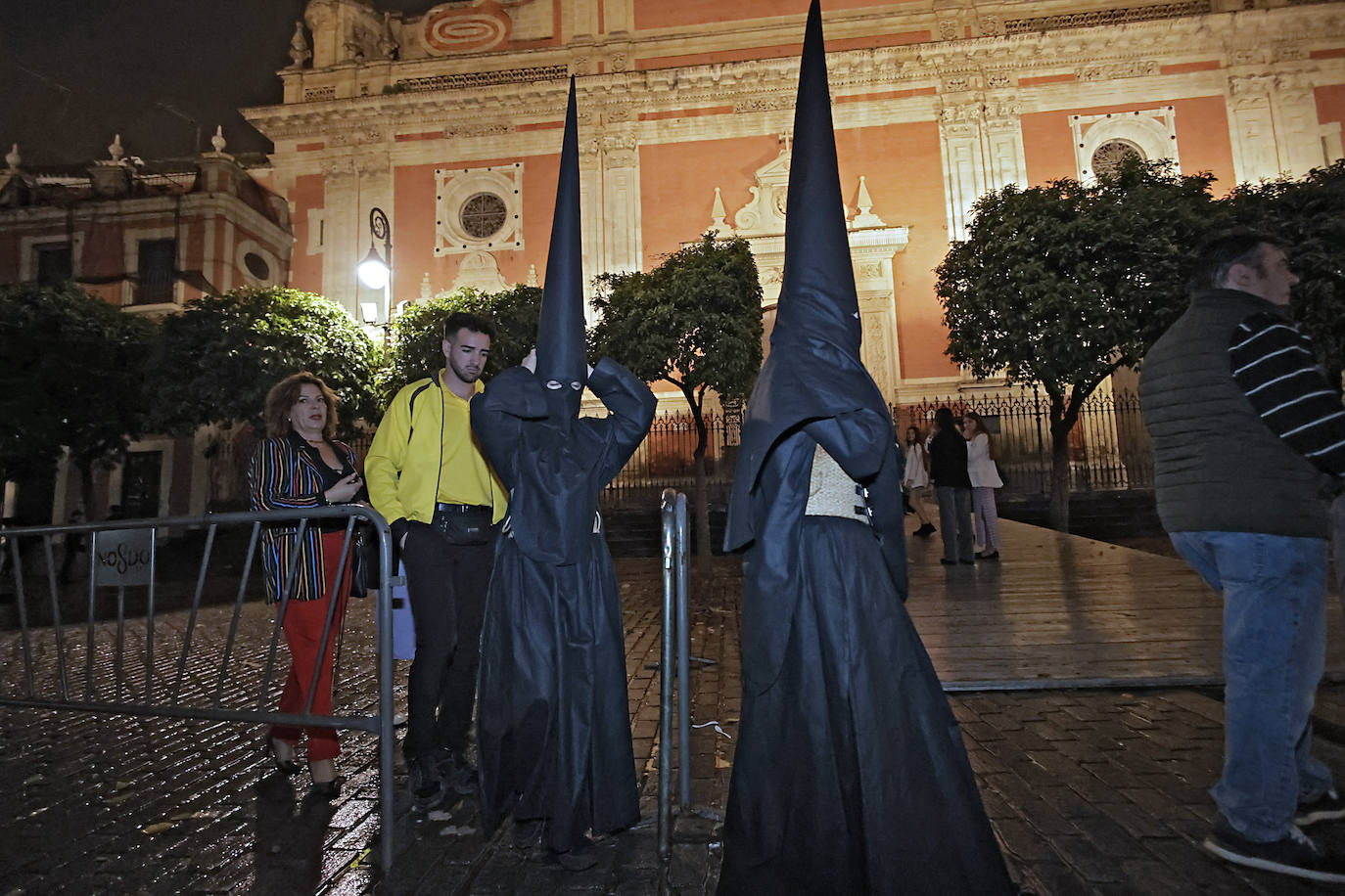 La estación de penitencia de la hermandad del Amor ha sido imposible por la lluvia