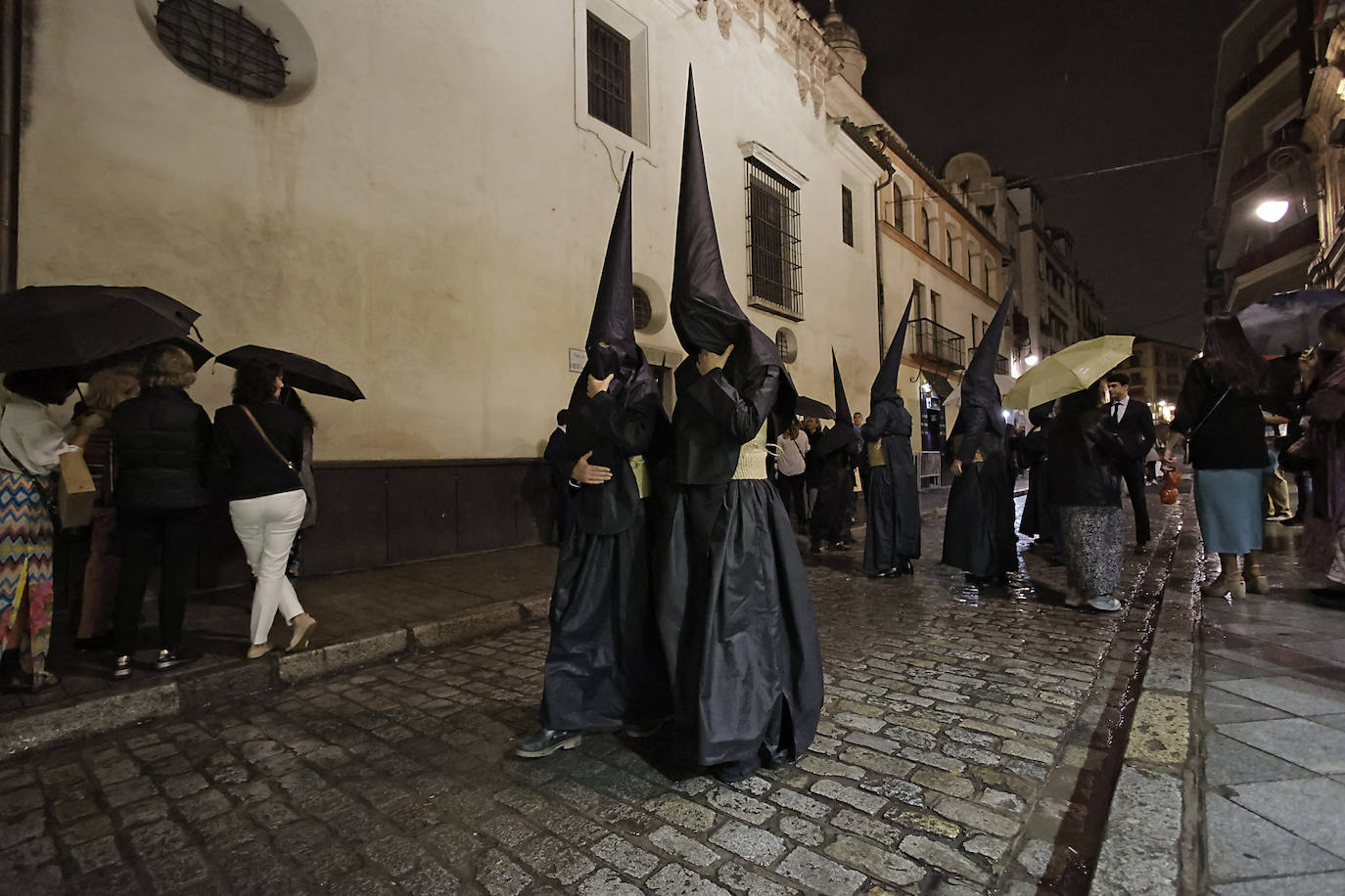 La estación de penitencia de la hermandad del Amor ha sido imposible por la lluvia