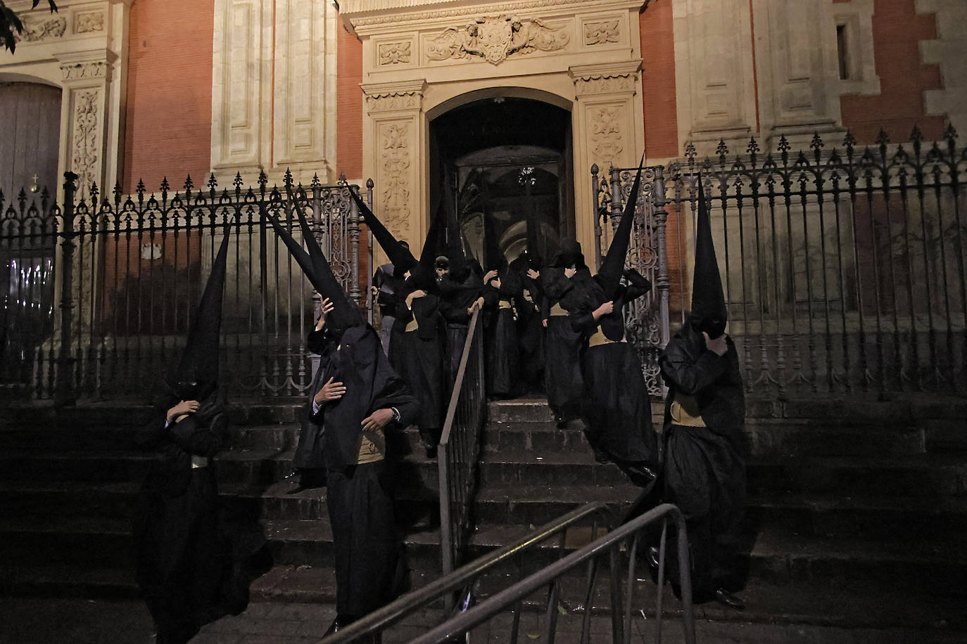 La estación de penitencia de la hermandad del Amor ha sido imposible por la lluvia