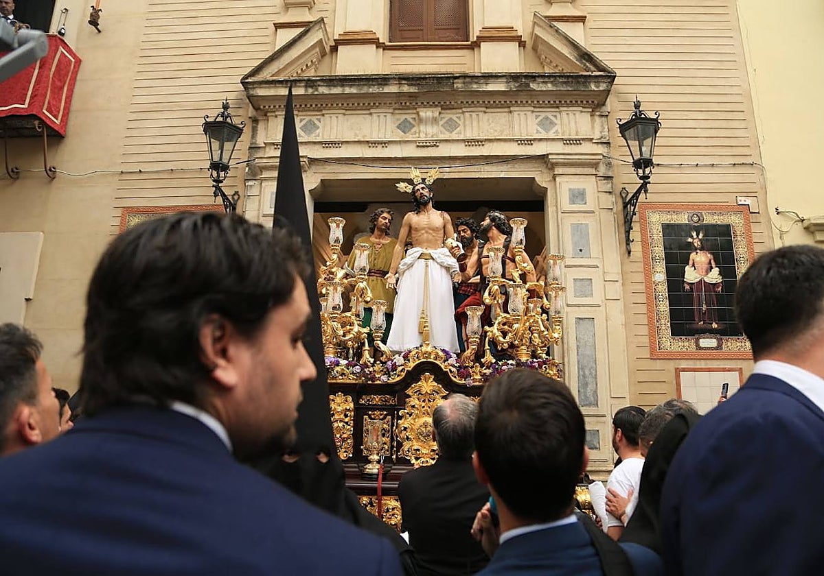 Jesús Despojado sale de la Capilla del Mayor Dolor para realizar su estación de penitencia