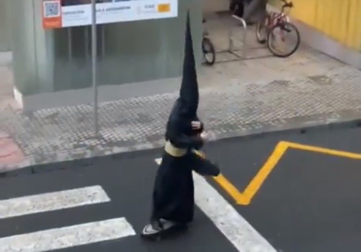 El supuesto nazareno montando en monopatín