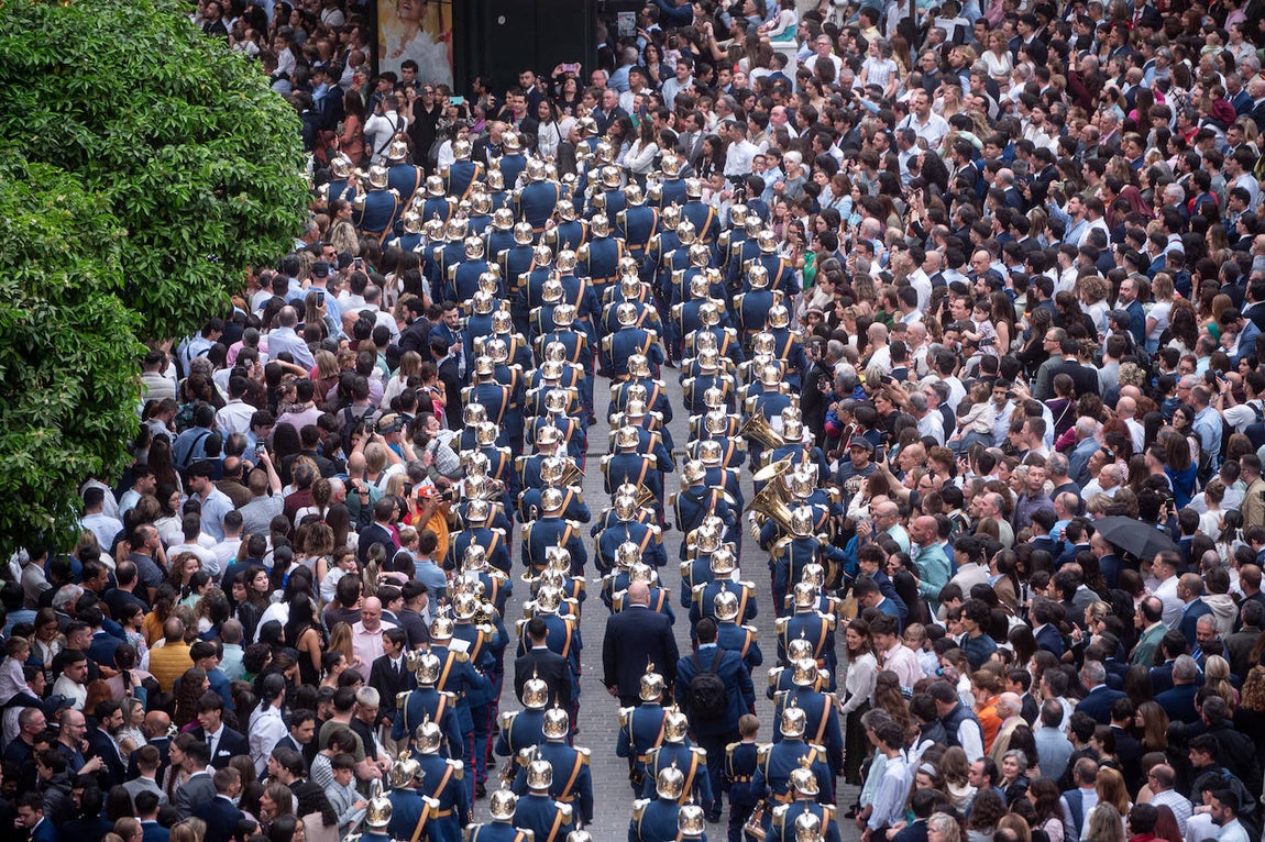 La Borriquita realiza su estación de penitencia este Domingo de Ramos a paso acelerado debido a los partes meteorológicos