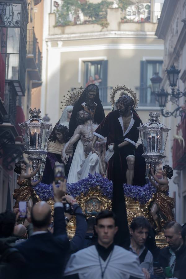 El impresionante paso de Santa Marta, en su salida este Lunes Santo 