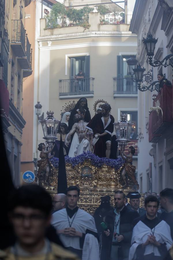 El impresionante paso de Santa Marta, en su salida este Lunes Santo 