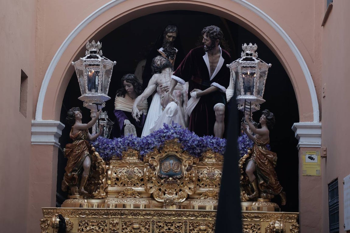 El impresionante paso de Santa Marta, en su salida este Lunes Santo 