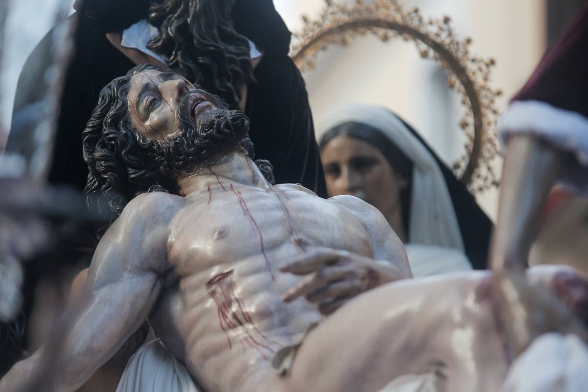 El impresionante paso de Santa Marta, en su salida este Lunes Santo 