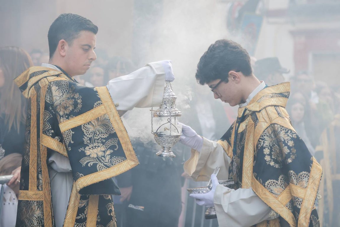 El impresionante paso de Santa Marta, en su salida este Lunes Santo 