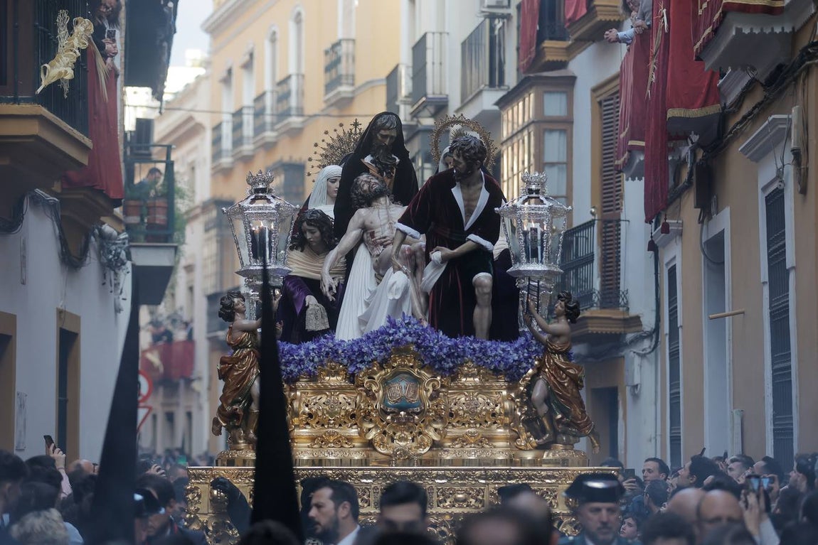 El impresionante paso de Santa Marta, en su salida este Lunes Santo 