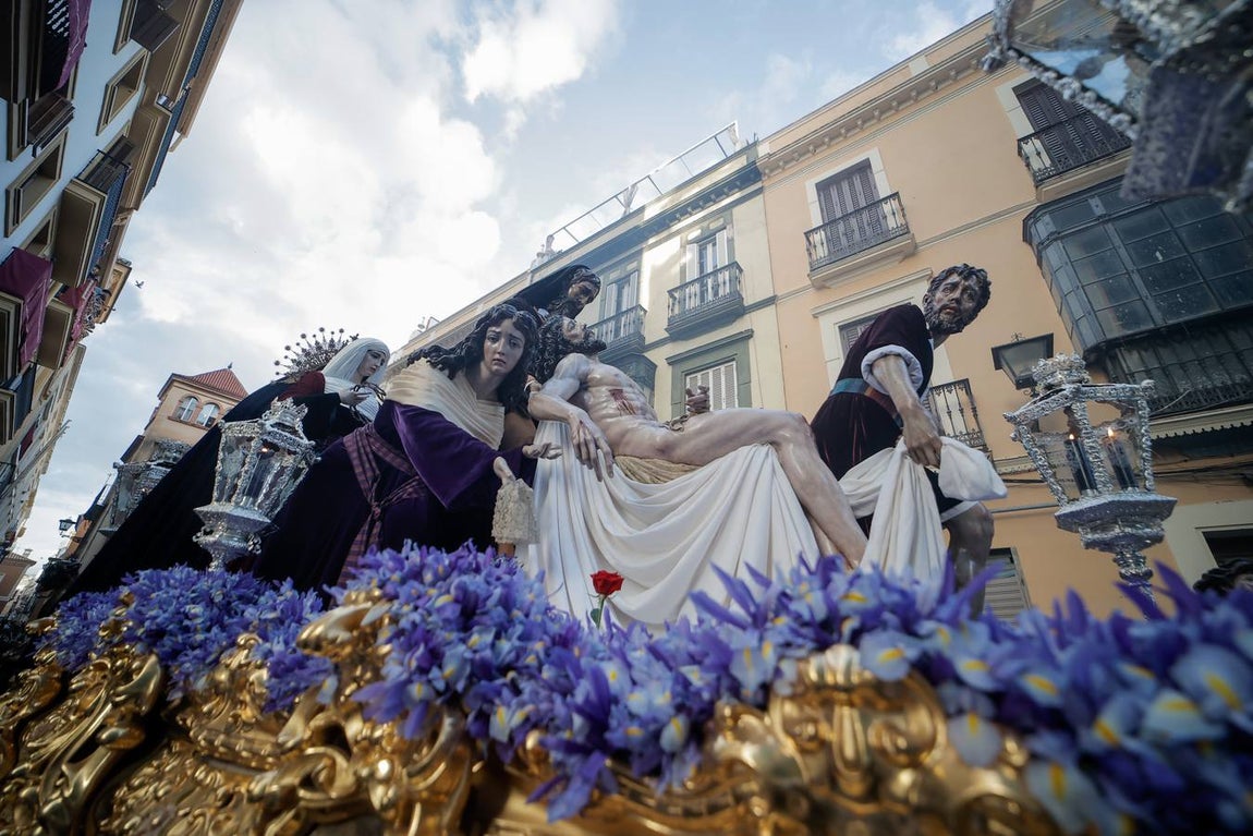 El impresionante paso de Santa Marta, en su salida este Lunes Santo 