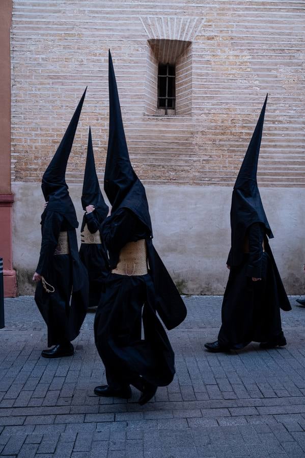 Momentos más emotivos de la procesión de  Las Penas, este Lunes Santo