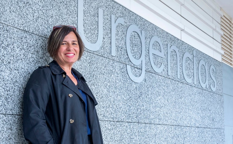 Imagen principal - Arriba, Alejandra Morilla, coordinadora de Cuidados, en la puerta de Urgencias del centro de salud; sobre esas líneas, Inmaculada Alcántara, enfermera gestora de casos junto al diploma de «Torreblanqueña adoptiva» que le han concedido los vecinos tras 33 años en el barrio; a la derecha, Margarita Lara, trabajadora social que también hace una labor incansable en coordinación con el centro cívico, asociaciones de vecinos y la Comisión Española de Ayuda al Refugiado (CEAR)