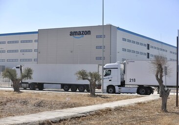 Centro logístico de Amazon en el polígono industrial La Isla, en Dos Hermanas (Sevilla)