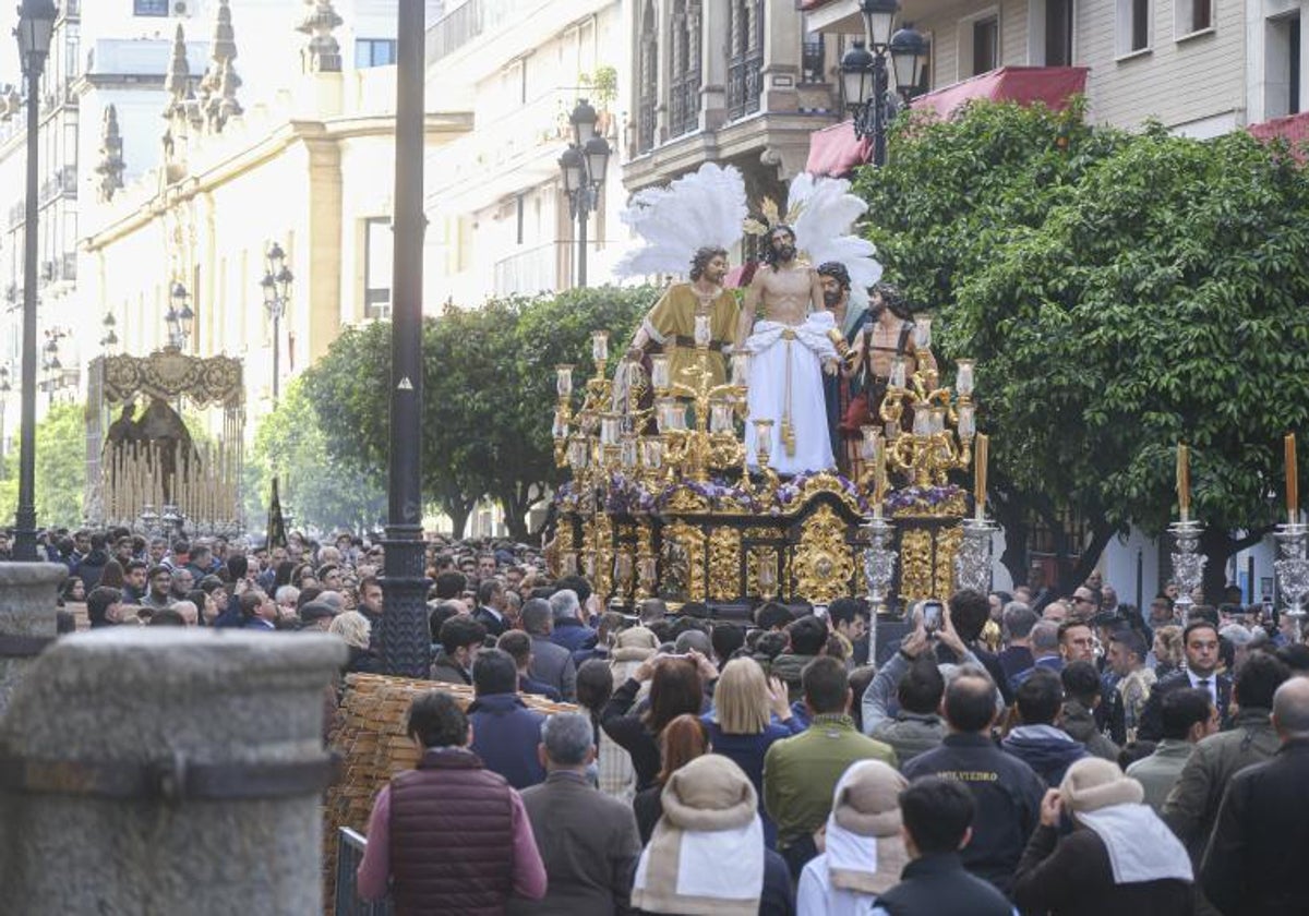 Los pasos de la hermandad de Jesús Despojado avanzan en sentido contrario por la Avenida, de vuelta a su templo en la mañana del Martes Santo