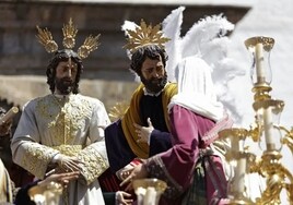 Qué significa el gallo que hay en el paso de misterio del Carmen Doloroso en la Semana Santa de Sevilla