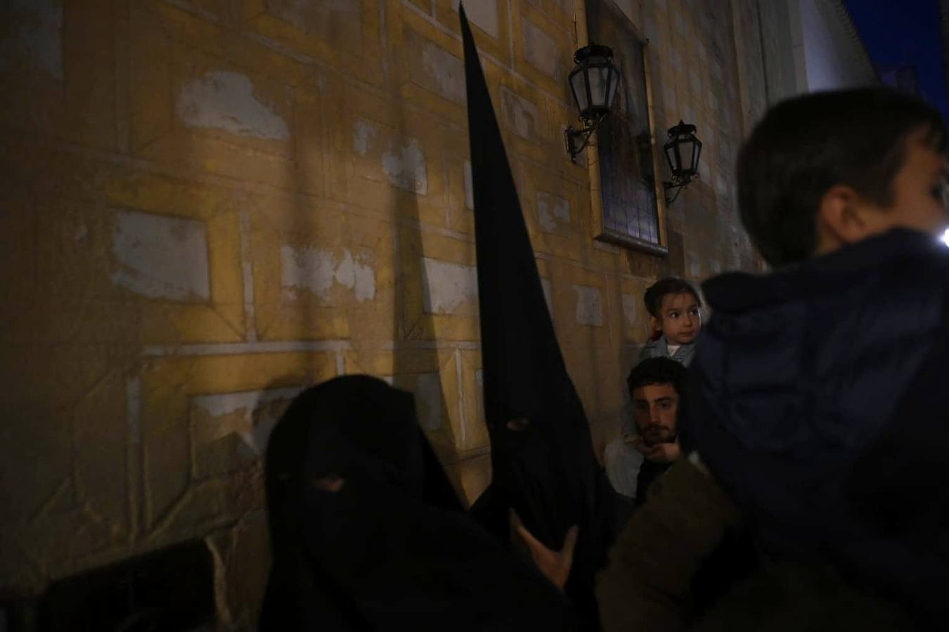 Decepción a las puertas de la parroquia de Santa Cruz, cuya hermandad no realizó estación de penitencia