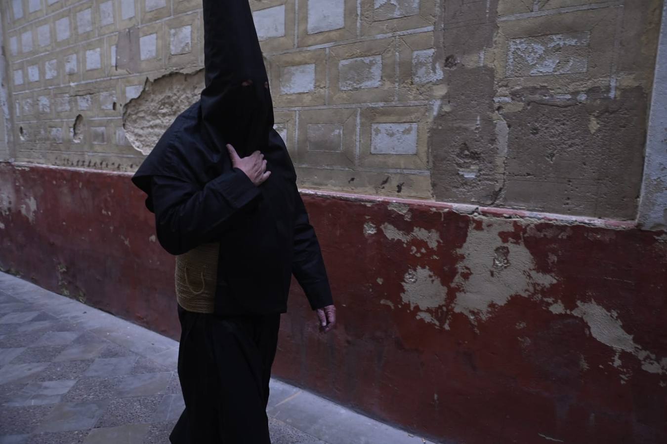 Decepción a las puertas de la parroquia de Santa Cruz, cuya hermandad no realizó estación de penitencia