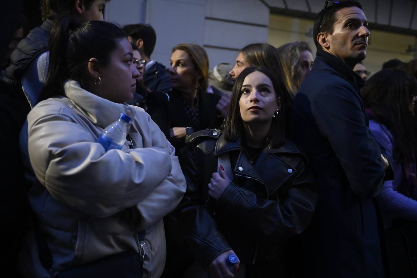 Decepción a las puertas de la parroquia de Santa Cruz, cuya hermandad no realizó estación de penitencia