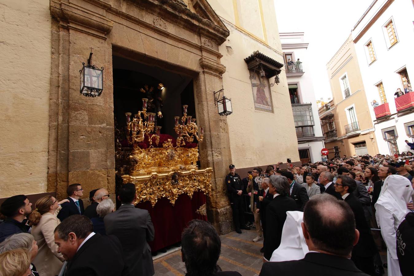 Salida de la hermandad de la Candelaria en la Semana Santa de Sevilla 2024