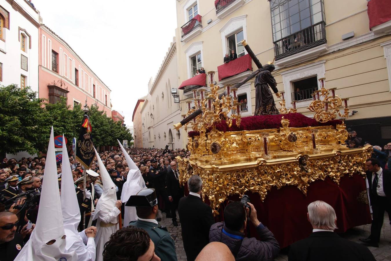 Salida de la hermandad de la Candelaria en la Semana Santa de Sevilla 2024