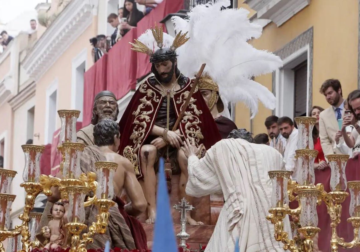 Salida de la hermandad de San Esteban en el Martes Santo de la Semana Santa de Sevilla 2023