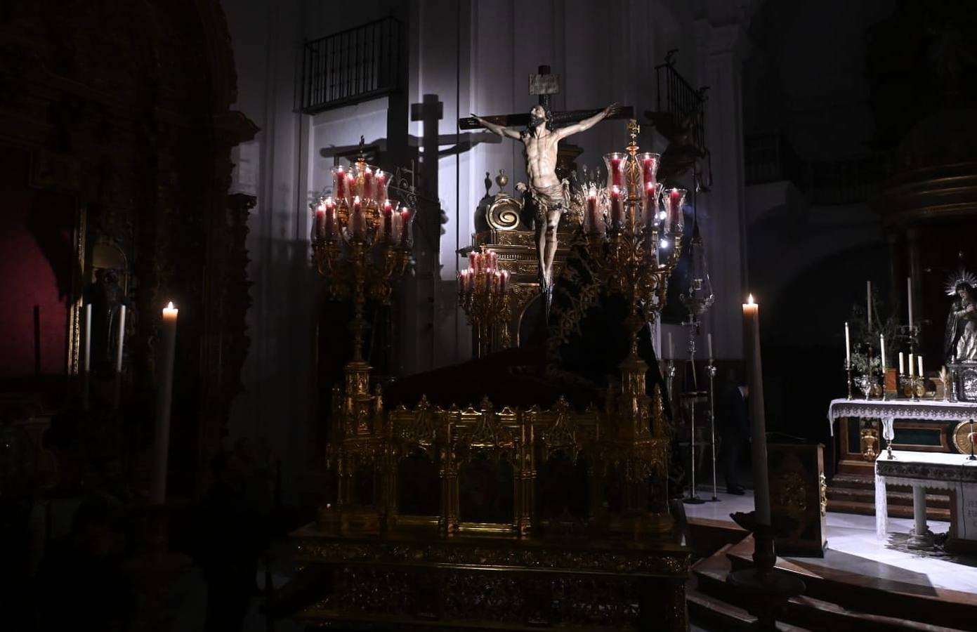 Decepción a las puertas de la parroquia de Santa Cruz, cuya hermandad no realizó estación de penitencia
