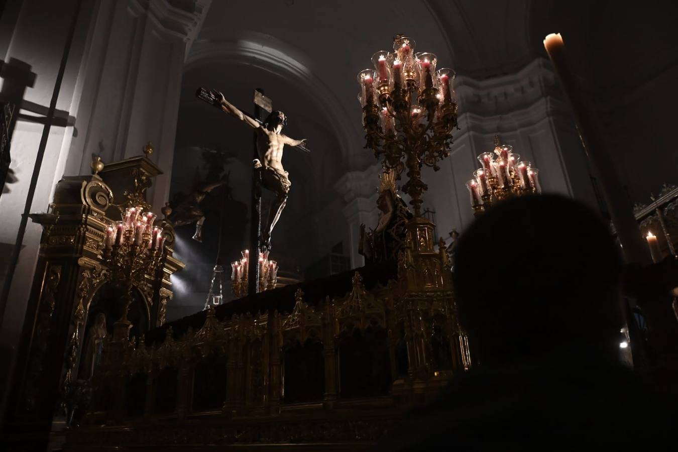 Decepción a las puertas de la parroquia de Santa Cruz, cuya hermandad no realizó estación de penitencia