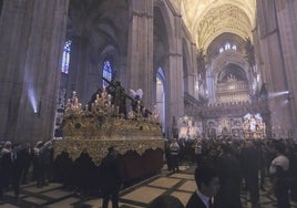 Las imágenes de los regresos de la Paz, la Cena y Jesús Despojado desde la Catedral a sus templos en el Martes Santo