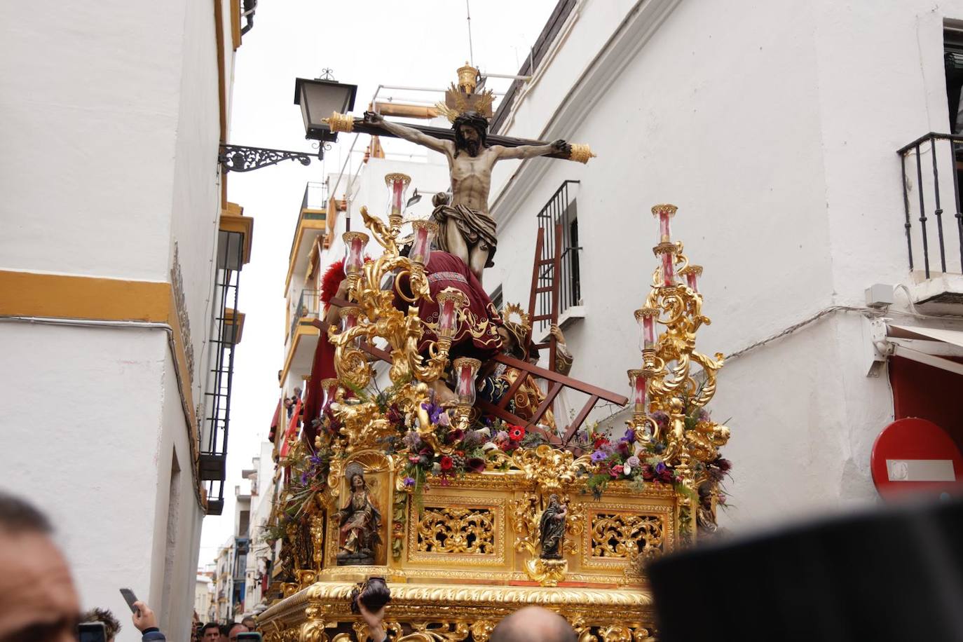 El Buen Fin desafía a la lluvia y procesiona este Miércoles Santo