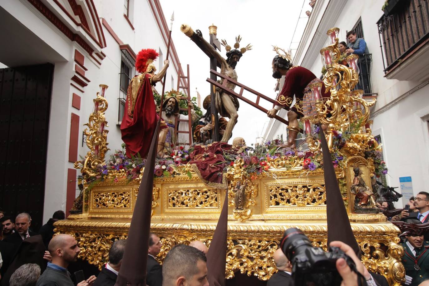 El Buen Fin desafía a la lluvia y procesiona este Miércoles Santo