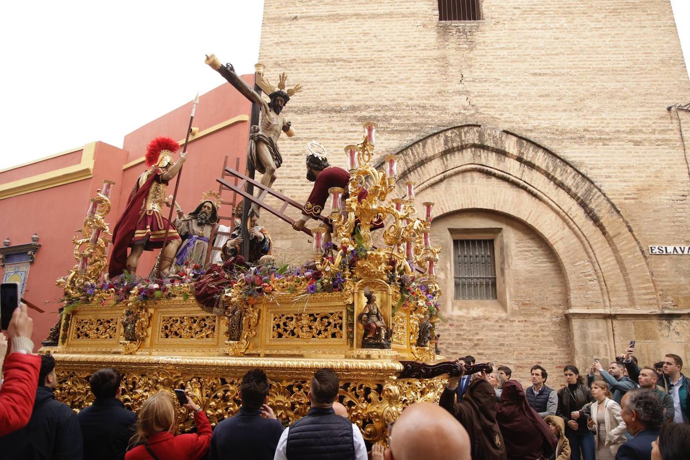 El Buen Fin desafía a la lluvia y procesiona este Miércoles Santo