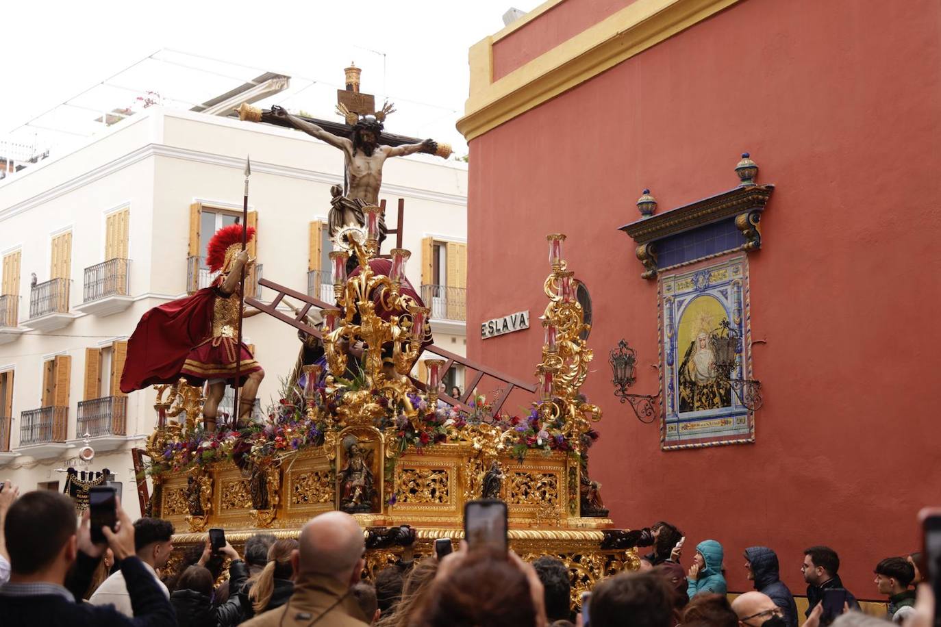 El Buen Fin desafía a la lluvia y procesiona este Miércoles Santo