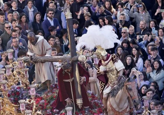 La hermandad de la Esperanza de Triana en la Madrugada de la Semana Santa de Sevilla de 2023