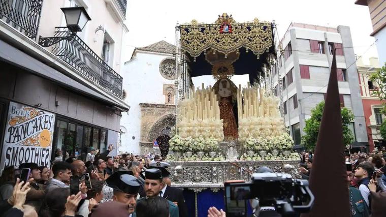 El palio de la Virgen del Carmen saliendo de su parroquia