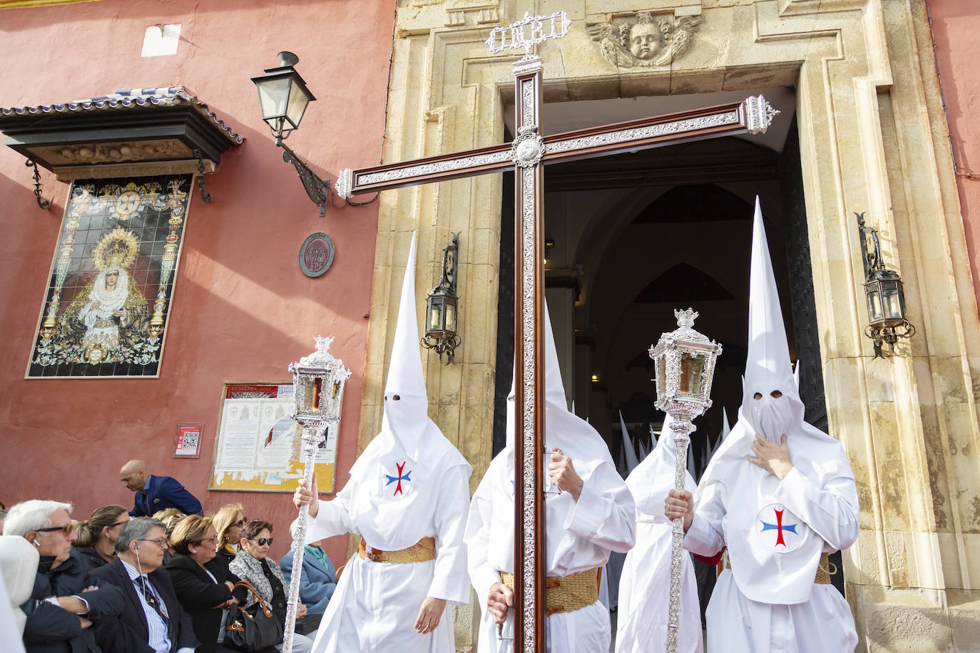 El paso de misterio de la hermandad del Dulce Nombre ha salido bajo un cielo bastante nublado