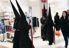 La foto de los nazarenos del Buen Fin en un centro comercial que se ha hecho viral