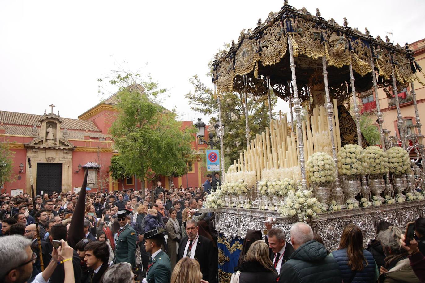 El Buen Fin desafía a la lluvia y procesiona este Miércoles Santo