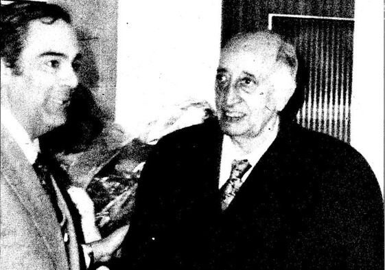 Miguel Ángel Asturias y Francisco Morales Padrón en la portada de ABC de Sevilla del 20 de marzo de 1974
