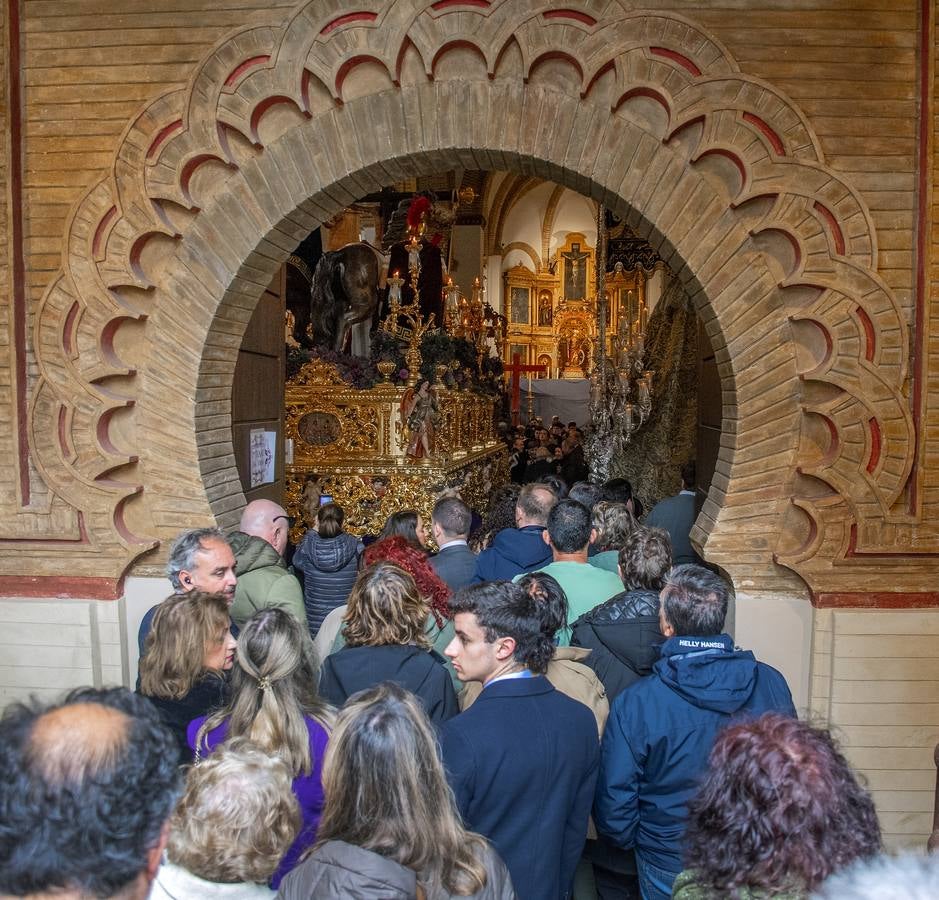 Los fieles tuvieron que contentarse con ver a las imágenes en el templo al no realizar estación de penitencia