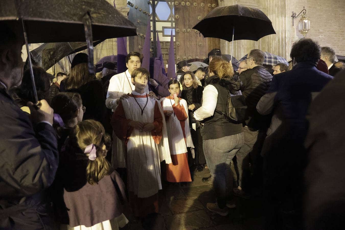 Nazarenos y costaleros se lamentan a las puertas de la iglesia de la Anunciación tras la decisión de no salir de la hermandad del Valle