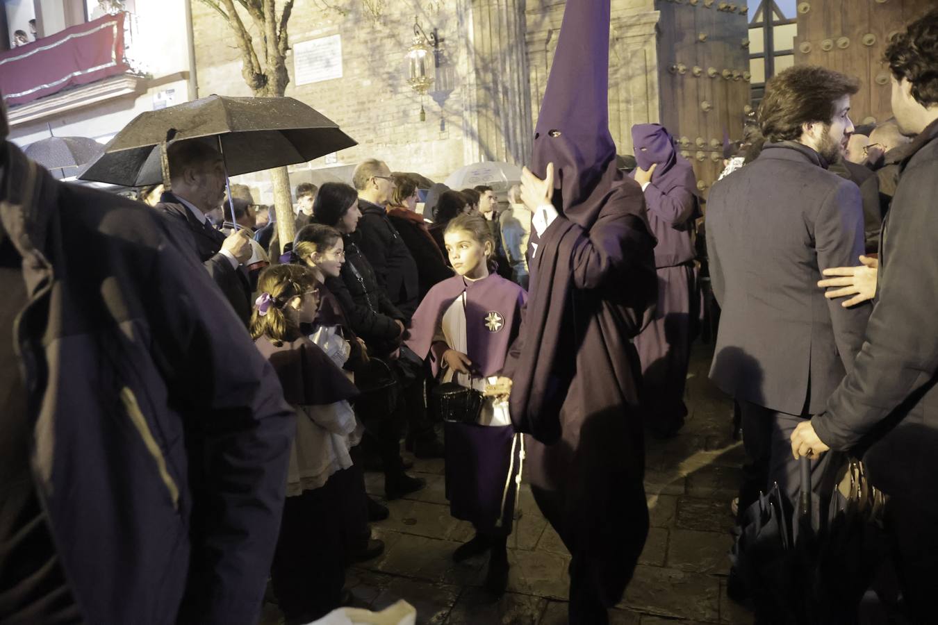 Nazarenos y costaleros se lamentan a las puertas de la iglesia de la Anunciación tras la decisión de no salir de la hermandad del Valle