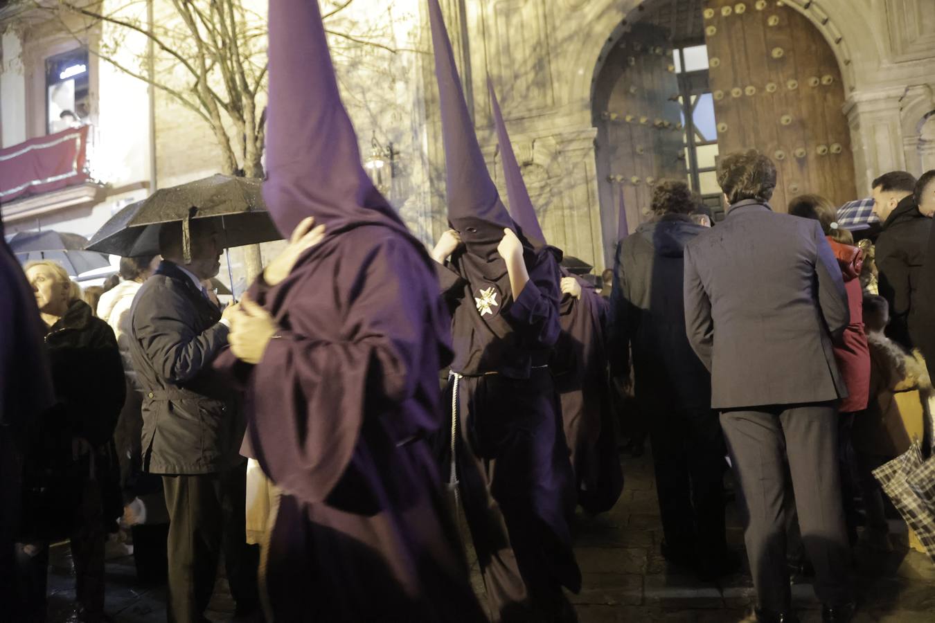 Nazarenos y costaleros se lamentan a las puertas de la iglesia de la Anunciación tras la decisión de no salir de la hermandad del Valle