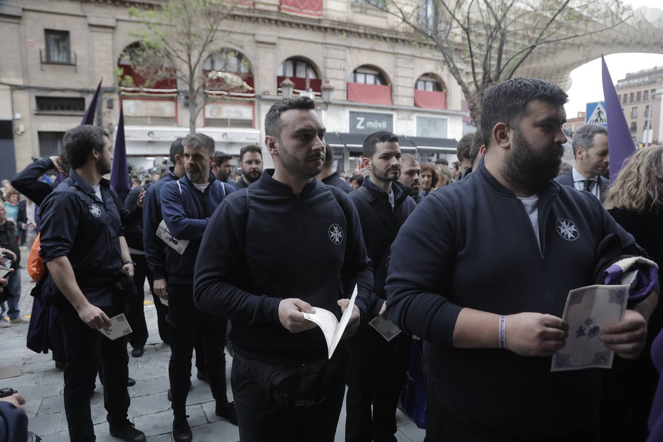 Nazarenos y costaleros se lamentan a las puertas de la iglesia de la Anunciación tras la decisión de no salir de la hermandad del Valle