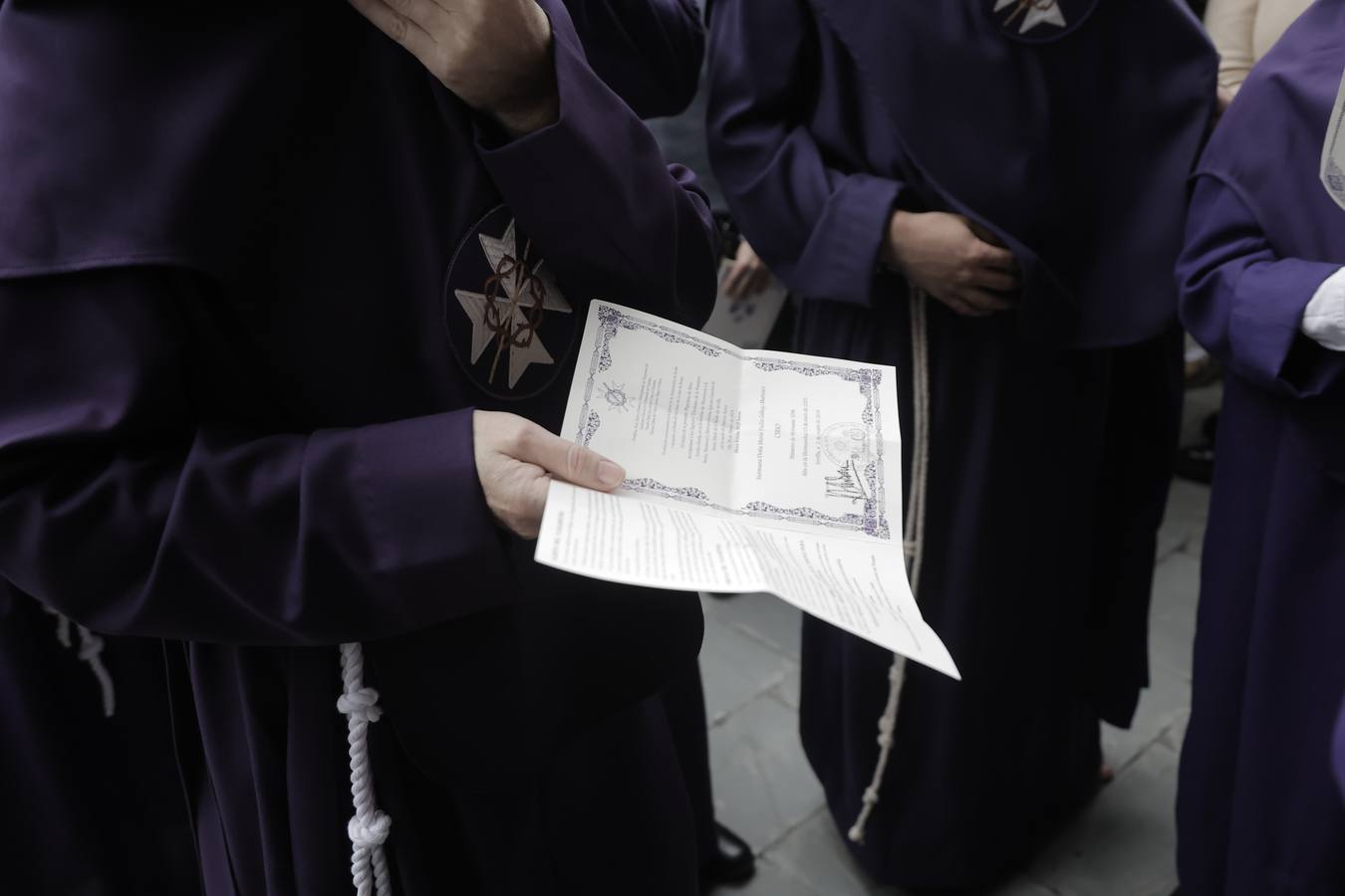 Nazarenos y costaleros se lamentan a las puertas de la iglesia de la Anunciación tras la decisión de no salir de la hermandad del Valle