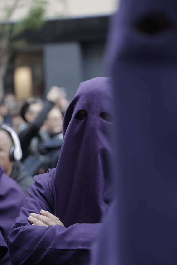 Nazarenos y costaleros se lamentan a las puertas de la iglesia de la Anunciación tras la decisión de no salir de la hermandad del Valle