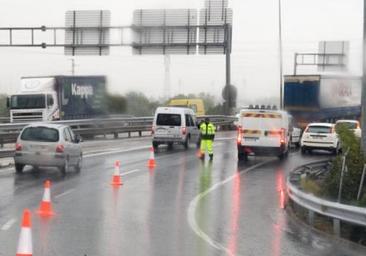 Cortadas varias carreteras en la Sierra Norte por el fuerte temporal de lluvias y viento