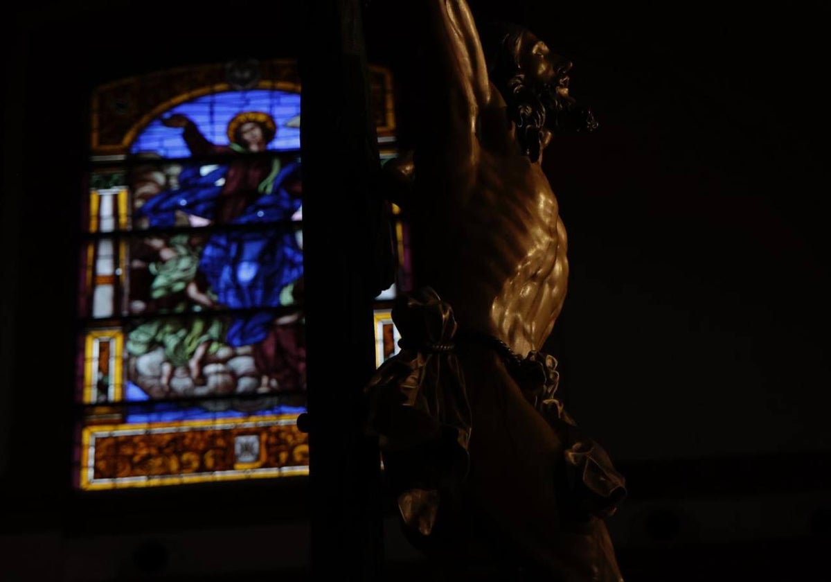 El Cachorro en la penumbra de la basílica, este Viernes Santo de lluvias