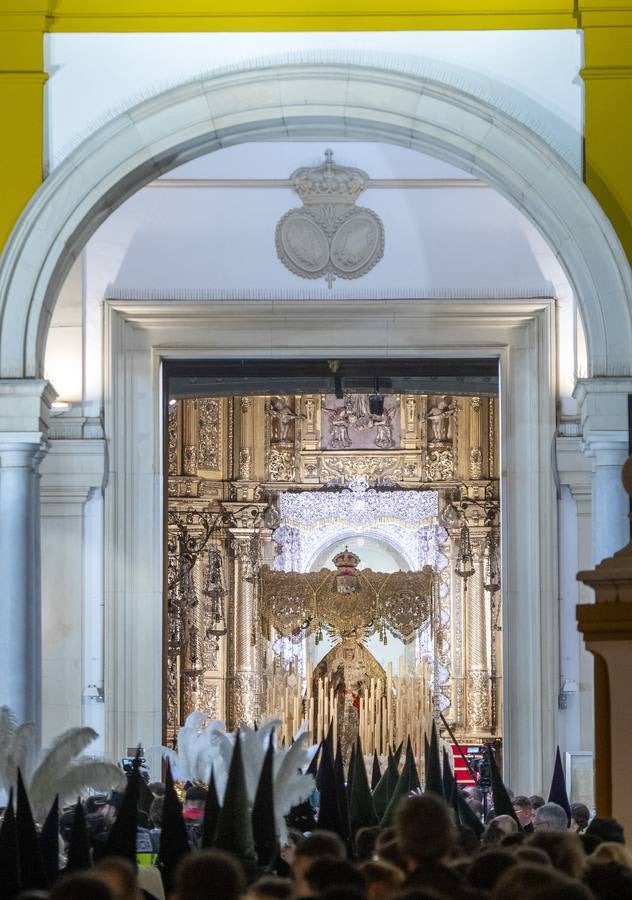 La hermandad de la Macarena no pudo procesionar por las calles de Sevilla en la Madrugada 2024 por las malas previsiones meteorológicas