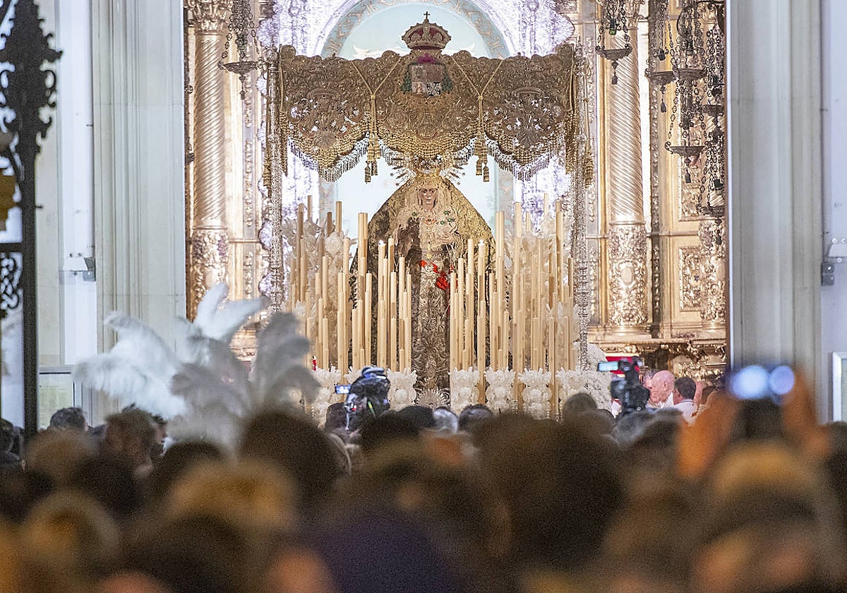 Imagen de la Basílica de la Macarena, durante la madrugada de este Viernes Santo
