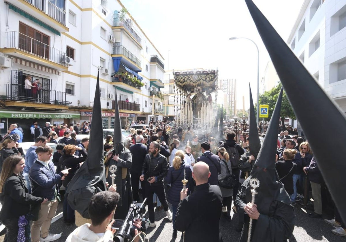 La Virgen del Sol avanza por su barrio